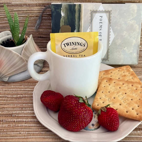 Pair of milk glass mugs - Picture 1 of 3